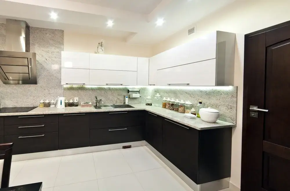 Immagine di cucina angolare nera