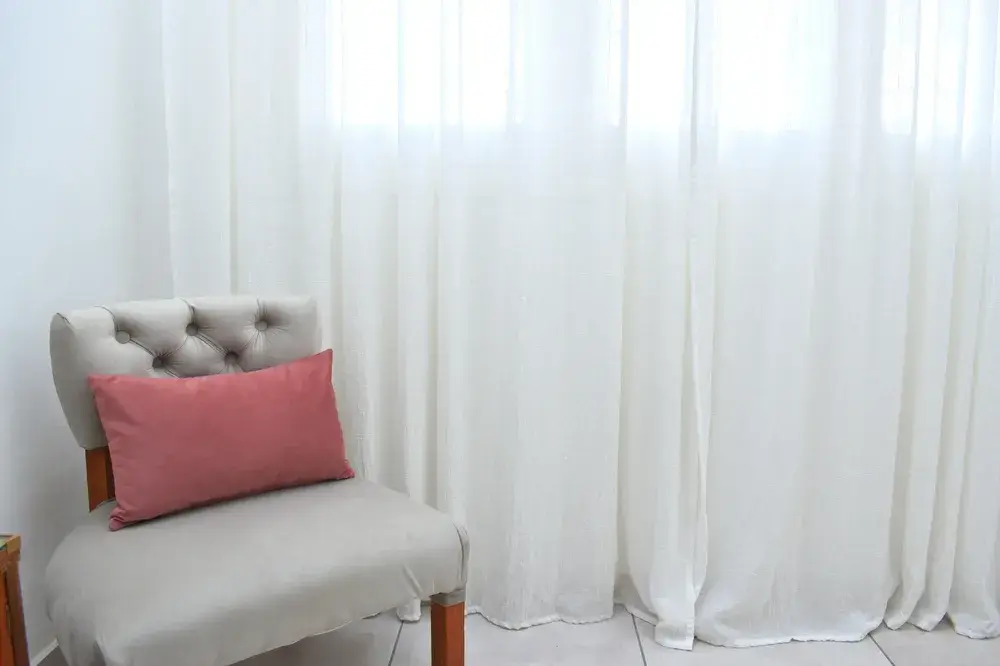 Immagine di tende moderne interni