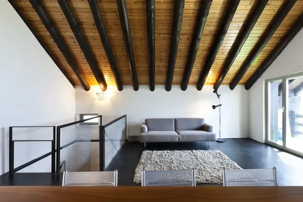 Immagine di mansarda travi