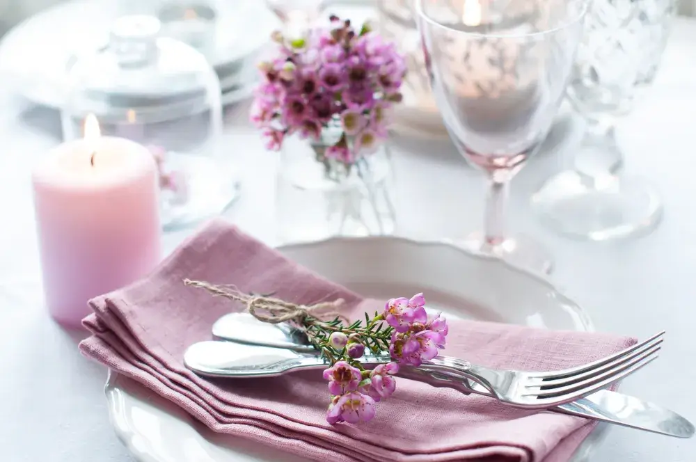 Immagine di mise en place rosa