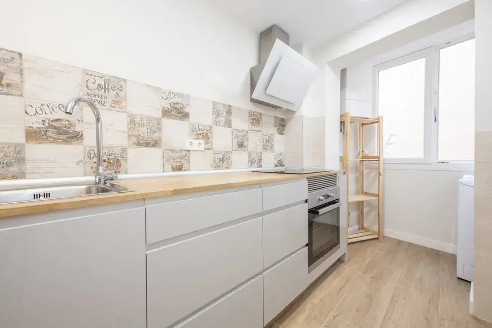 Immagine di cucina senza pensili casa